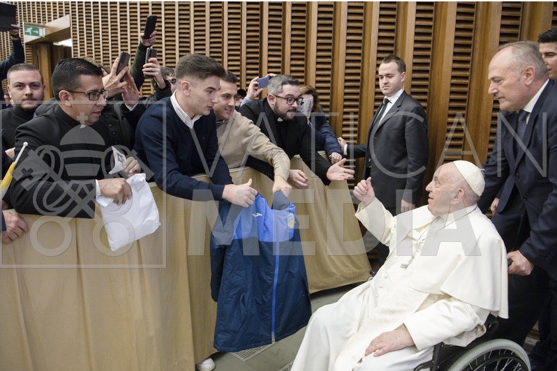 Un chubasquero para el papa Francisco